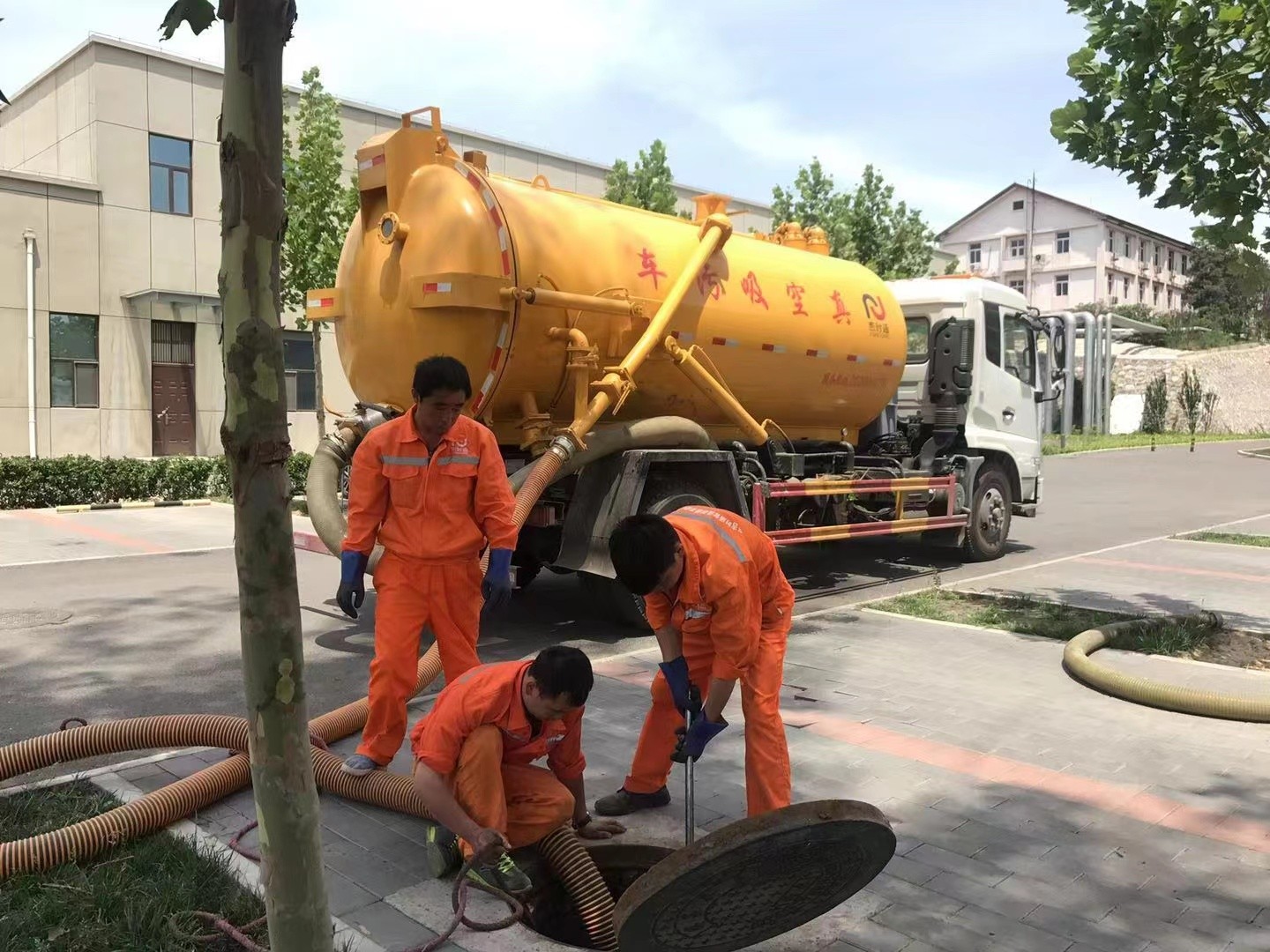 文罗镇化粪池清理与5-8吨吸粪车施工效率分析